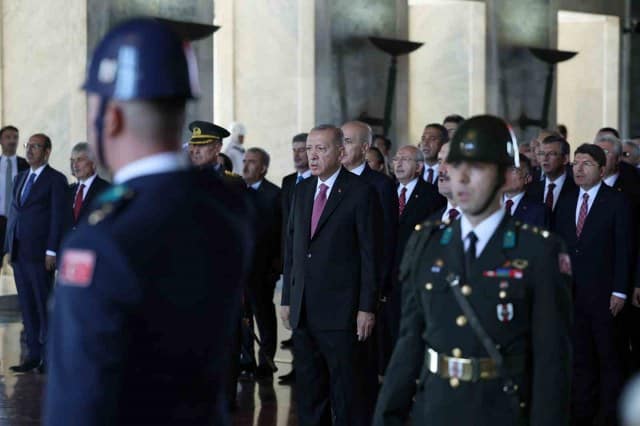 Cumhurbaşkanı Recep Tayyip Erdoğan başkanlığındaki devlet erkanı, 30 Ağustos Zafer Bayramı ve Türk Silahlı Kuvvetleri Günü dolayısıyla Anıtkabir’i ziyaret etti.