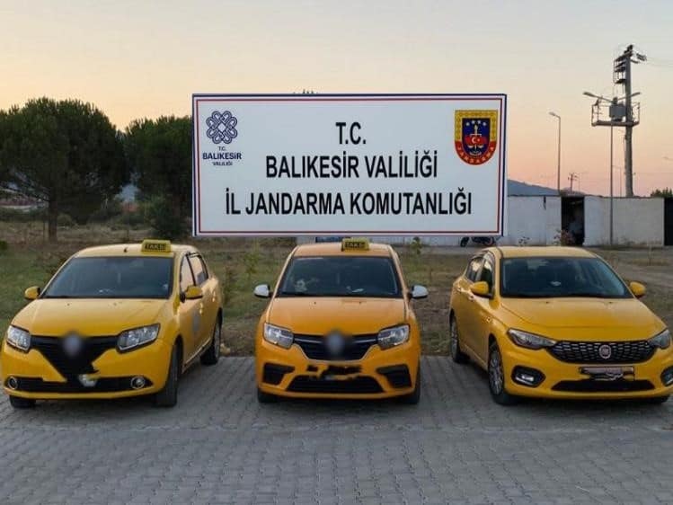 TAKSİCİ KILIĞINDAKİ GÖÇMEN KAÇAKÇILARI YAKALANDI!