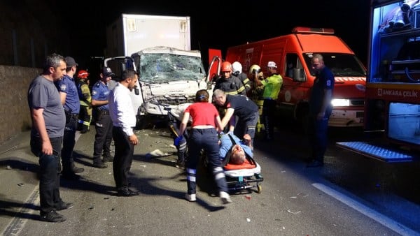 Kamyonet tıra arkadan çarptı: Sıkışan sürücüyü itfaiye kurtardı