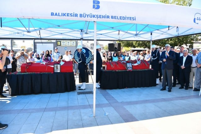 Balıkesir Su ve Kanalizasyon İdaresi (BASKİ) Genel Müdürlüğüne ait arıtma tesisinde gazdan etkilenerek hayatını kaybeden iki işçinin cenazeleri toprağa verildi.