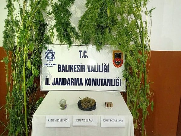 Uyuşturucu ile mücadelenin kararlılık ile sürdürüldüğü Balıkesir'de uyuşturucu satıcılarına yönelik olarak gerçekleştirilen operasyonlar devam ediyor.