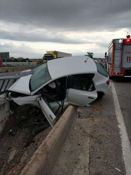 Susurluk'da meydana gelen trafik kazasında 3 kişi yaralandı. İtfaiyenin müdahalesi ile araçlardan çıkarılan yaralılar Susurluk Devlet Hastanesinde tedavi altına alındı.