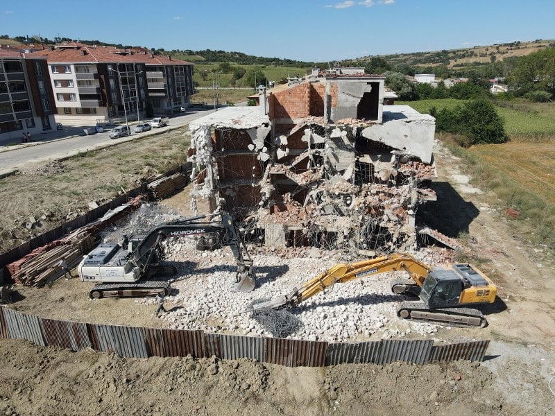 Tekirdağ'ın Malkara ilçesinde 18 dairelik iki site yaptıran müteahhit, yapılarda kullanılan betonun zayıf olduğunu fark edince gerekli yerlere başvurdu. İnceleme son