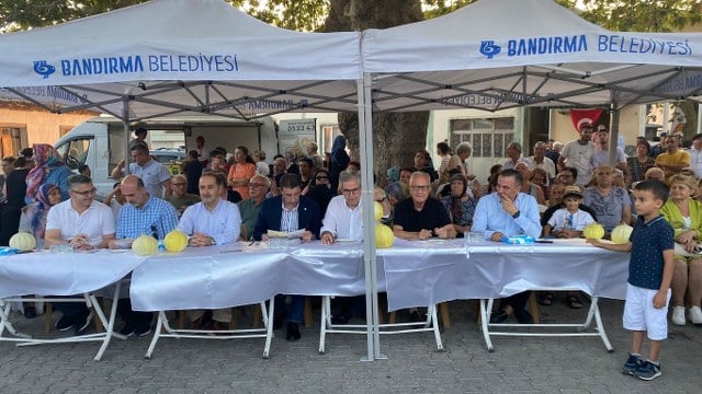 Balıkesir'in Bandırma ilçesinde düzenlenen 7’inci Kavun Festivali, geleneksel olarak Bayraklı tepeye yapılan yürüyüş ile başladı ve Bandırma Halk Müziği Kültür ve Sanat Derneği'nin Türk Halk Müziklerini sergilemesi ve sanatçı Sevgi Onur’un şarkılarını seslendirmesiyle son buldu.