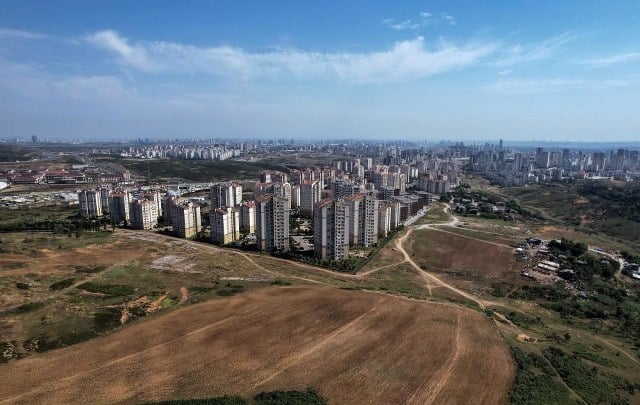 Türkiye Cumhuriyeti Merkez Bankası’nın (TCMB) Para Politikası Kurulu toplantısında beklentilerin üzerinde gerçekleştirdiği faiz artırımı sonrası, konut ve araç piyasasındak