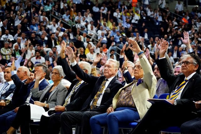 Fenerbahçe Olağanüstü Tüzük Tadili Genel Kurulu’nda stadyum isim değişikliği için yönetime yetki verildi. Stadyumun ismi, Gençlik ve Spor Bakanlığı'ndan gerekli izin alındıktan sonra resmileşecek. Genel kurulda konuşma yapan Fener