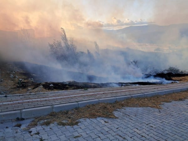 Livatya’daki yangın evleri tehdit ediyor