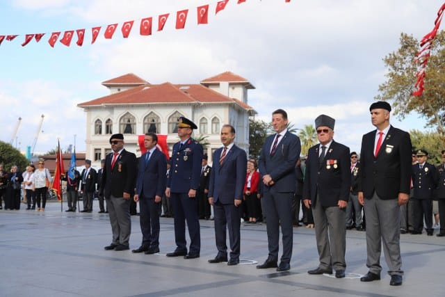 Balıkesir'in Bandırma ilçesinde "19 Eylül Gaziler Günü" sebebiyle Cumhuriyet Meydanı'nda tören yapıldı.