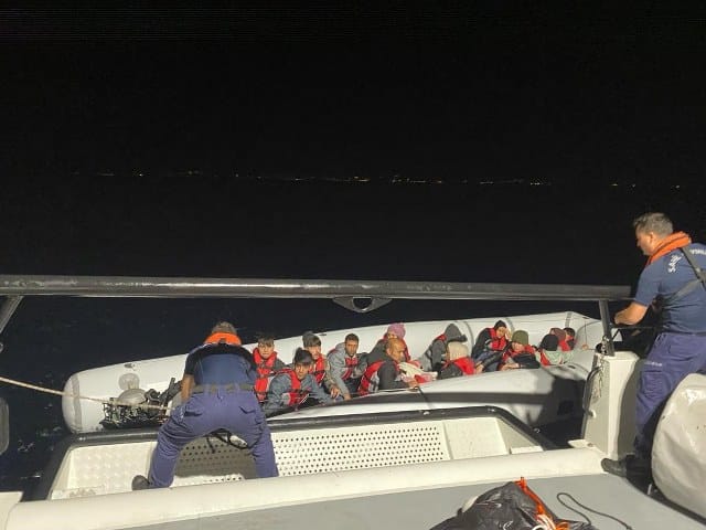 Sahil Güvenlik uçağı tespit etti: 18 düzensiz göçmen yakalandı