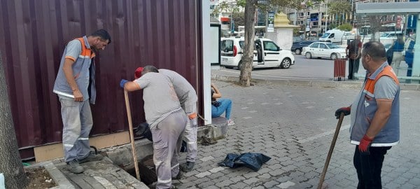 Meteoroloji Gernel Müdürlüğü tarafından Marmara Bölgesi için yapılan yağış uyarısının ardından Bandırma Belediyesi çalışanları özellikle ilçe merkezinde bulunan giderlerin temizliğini yaptı.