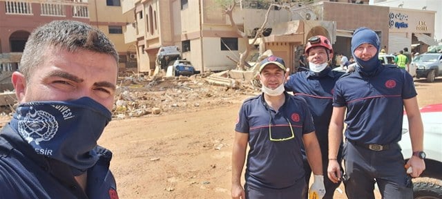 Balıkesir Büyükşehir Belediyesi’nin kahraman itfaiyecileri, sel felaketi sebebiyle 20 binden fazla kişinin kaybolduğu Libya’da arama kurtarma çalışmalarına devam ediyor.