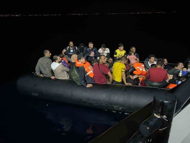 Ayvalık açıklarında 86 düzensiz göçmen yakalandı!