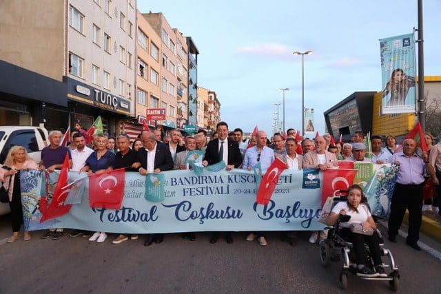Balıkesir'in Bandırma ilçesinde bu yıl 32'incisi düzenlenen Uluslararası Bandırma Kuşcenneti Kültür ve Turizm Festivali coşkusu kortej yürüyüşü ve ardından Melike Şahin konseriyle başladı.