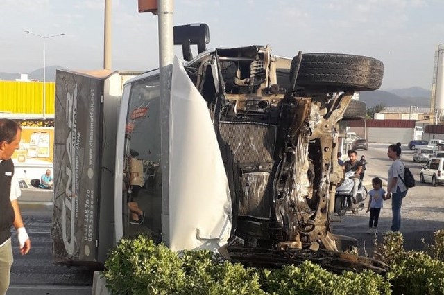 Balıkesir’in Burhaniye ilçesinde otomobil ile kamyonetin çarpışması sonucu meydana gelen kazada 4 kişi yaralandı. 