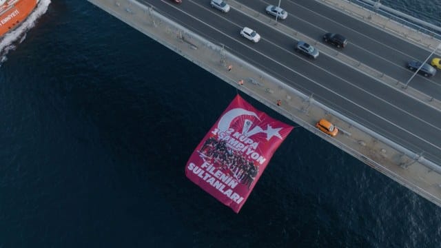 Milletler Ligi ve Avrupa Şampiyonluğu elde ederek dünya 1 numarası olan A Milli Kadın Voleybol Takımı'nın bayrağı, İstanbul Boğazı’ndaki köprülere asıldı.
