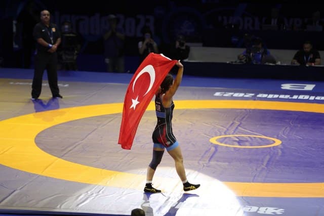 Milli güreşçi Buse Tosun Çavuşoğlu, Dünya Güreş Şampiyonası kadınlar 68 kilo finalinde Moğol güreşçi Demgermaa Enkhsaikhan'ı yenerek, altın mada
