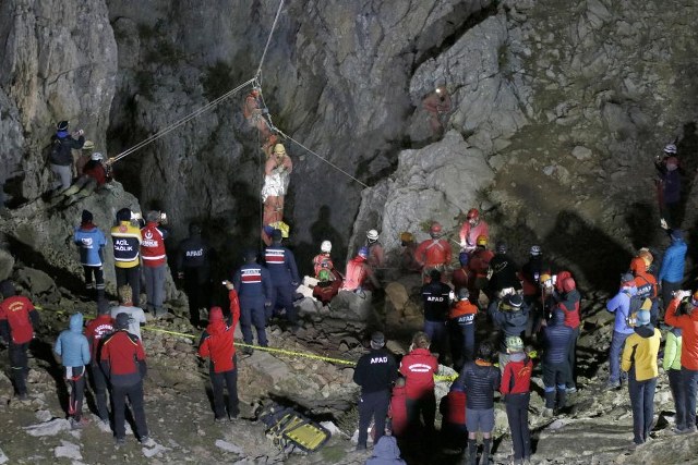 Mersin’de, Morca Mağarası’nda mide kanaması geçiren ve doktorların onay vermesiyle tahliyesine başlanan ABD’li dağcı Mark Dickey, 9 gün sonra mağaradan çıkarıldı. 