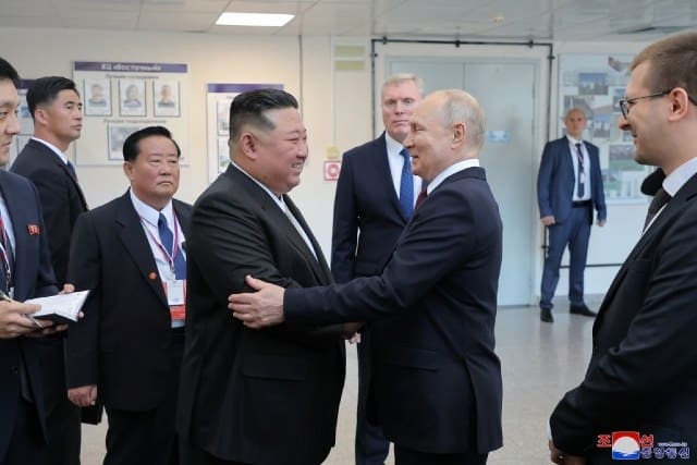 Kuzey Kore lideri Kim Jong-un'un dün gerçekleştirilen zirvede Rusya Devlet Başkanı Vladimir Putin'i ülkesine davet etti. Putin de daveti kabul etti.