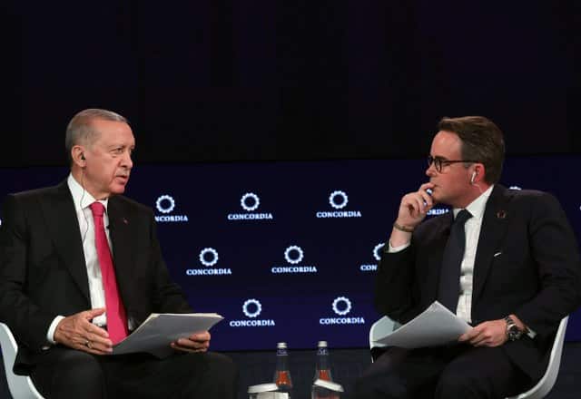 Cumhurbaşkanı Recep Tayyip Erdoğan, yeni Anayasa çağrısını yineledi ve "Bu bizim ortak meselemiz birlikte çözmemiz lazım" dedi.