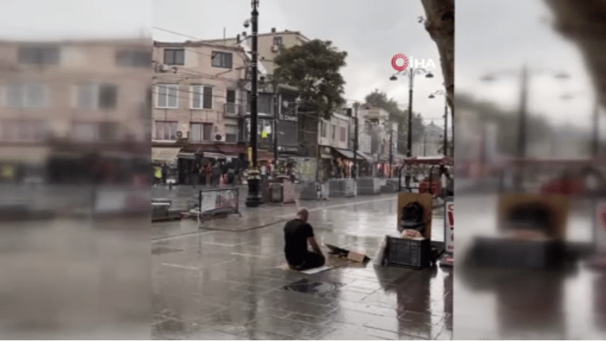 İstanbul’da bir vatandaş sağanak yağmur altında namaz kıldı!