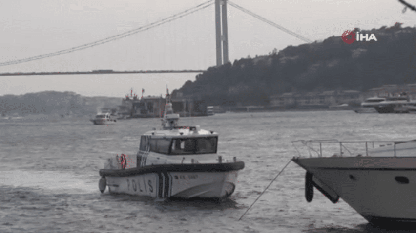Boğaz’da bir tekne alabora oldu, denize düşenleri vatandaşlar kurtardı!