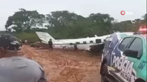 Turistleri taşıyan uçak düştü! 14 Ölü