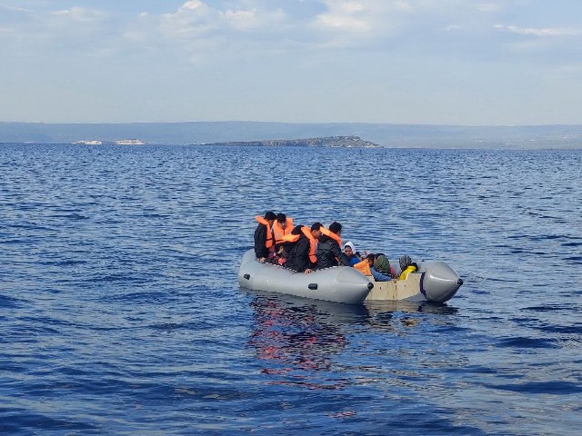 Yunanistan geri itiyor, Türk Sahil Güvenliği kurtarıyor!