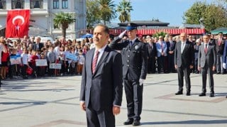 29 Ekim Cumhuriyet Bayramı'nın 100'ncü yılı kutlama etkinlşikleri Cumhuriyet Meydanında Atatürk Anıtına çelenklerin sunulması ile başladı.