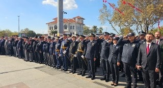 29 Ekim Cumhuriyet Bayramı'nın 100'ncü yılı kutlama etkinlşikleri Cumhuriyet Meydanında Atatürk Anıtına çelenklerin sunulması ile başladı.