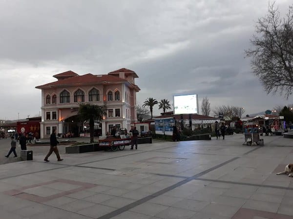Bandırma, Marmara Bölgesi'nin önemli bir ticaret merkezidir. İlçe, sanayi, tarım ve turizm gibi sektörlerde önemli bir yere sahiptir.