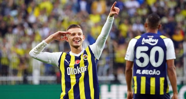 Trendyol Süper Lig'in 7. haftasında Fenerbahçe sahasında ağırladığı Çaykur Rizespor'u 5-0 yenerek tekrar zirvenin sahibi oldu.