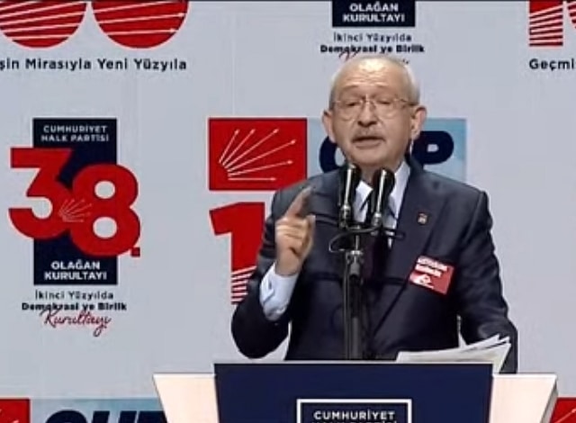 Bugün Ankara'da gerçekleştirilen Cumhuriyet Halk Partisi'nin 38'inci olağan genel kurulunda konuşan Kemal Kılıçdaroğlu, Cumhurbaşkanı adayı olması sonrasında sırtından vurulduğunu söyledi.