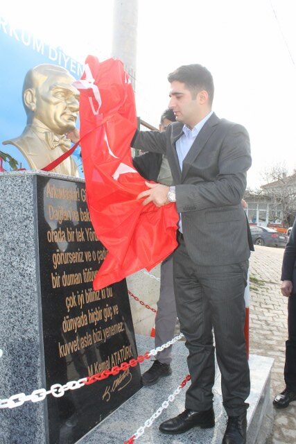  Manyas ilçesinin kırsal Peynirkuyu Mahallesine vatandaşlar tarafından 'İmece Usulu ile Atatürk Büstü yapıldı. Yapımı tamamlanan büst Manyas Kaymakamı Emre Yeşil'in katılımı ile açıldı.