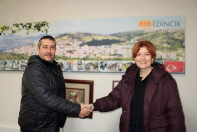 Bandırma'nın ilk kadın mahalle muhtarı ve Ak Parti Belediye Başkan Adayı Oya Yücel, aday adaylığı çalışmaları kapsamında Edincik'te ziyaretlerini sürdürdü.