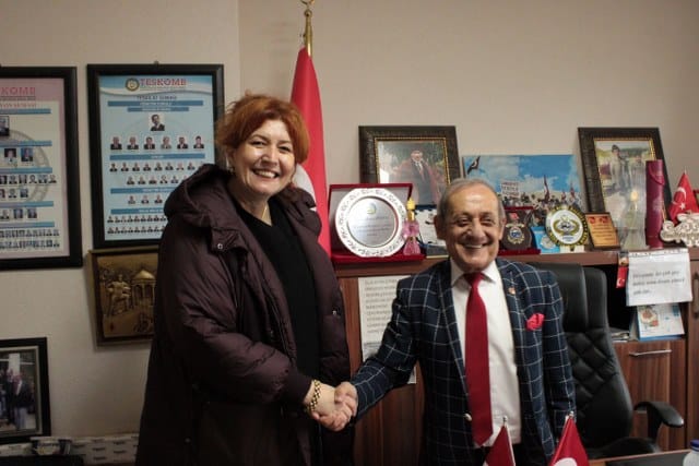 Bandırma'nın ilk kadın mahalle muhtarı ve Ak Parti Belediye Başkan Adayı Oya Yücel, aday adaylığı çalışmaları kapsamında Edincik'te ziyaretlerini sürdürdü.