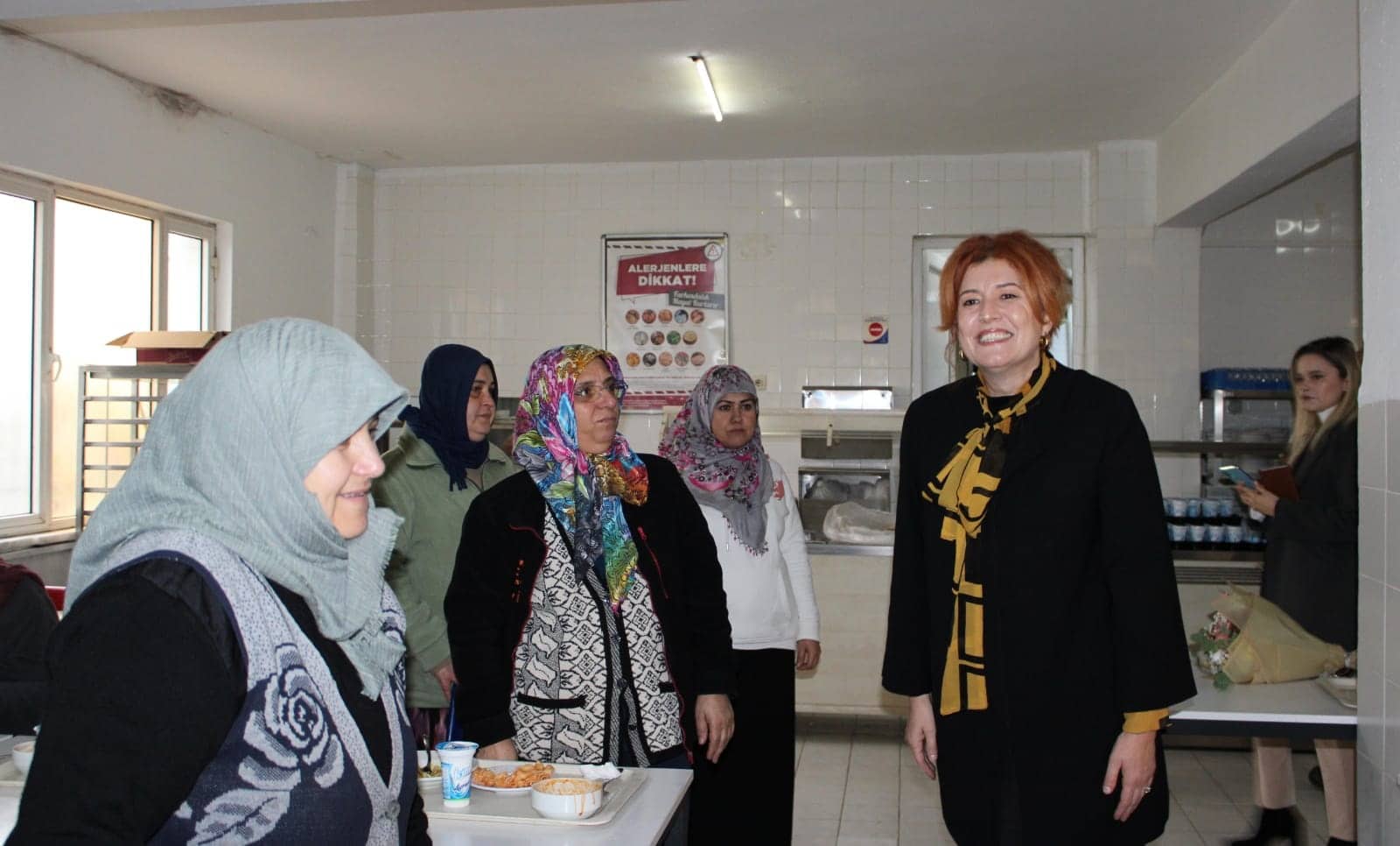 Bandırma'nın tek kadın belediye başkan aday adayı olan AK Parti Kadın Kolları Başkanı Oya Yücel, Kocaman Balıkçılık'ta 200 kadın çalışanla bir araya geldi. Yücel, Bandırma'nın 37. belediye başkanı olma hedefiyle yola çıktığını ifade etti.