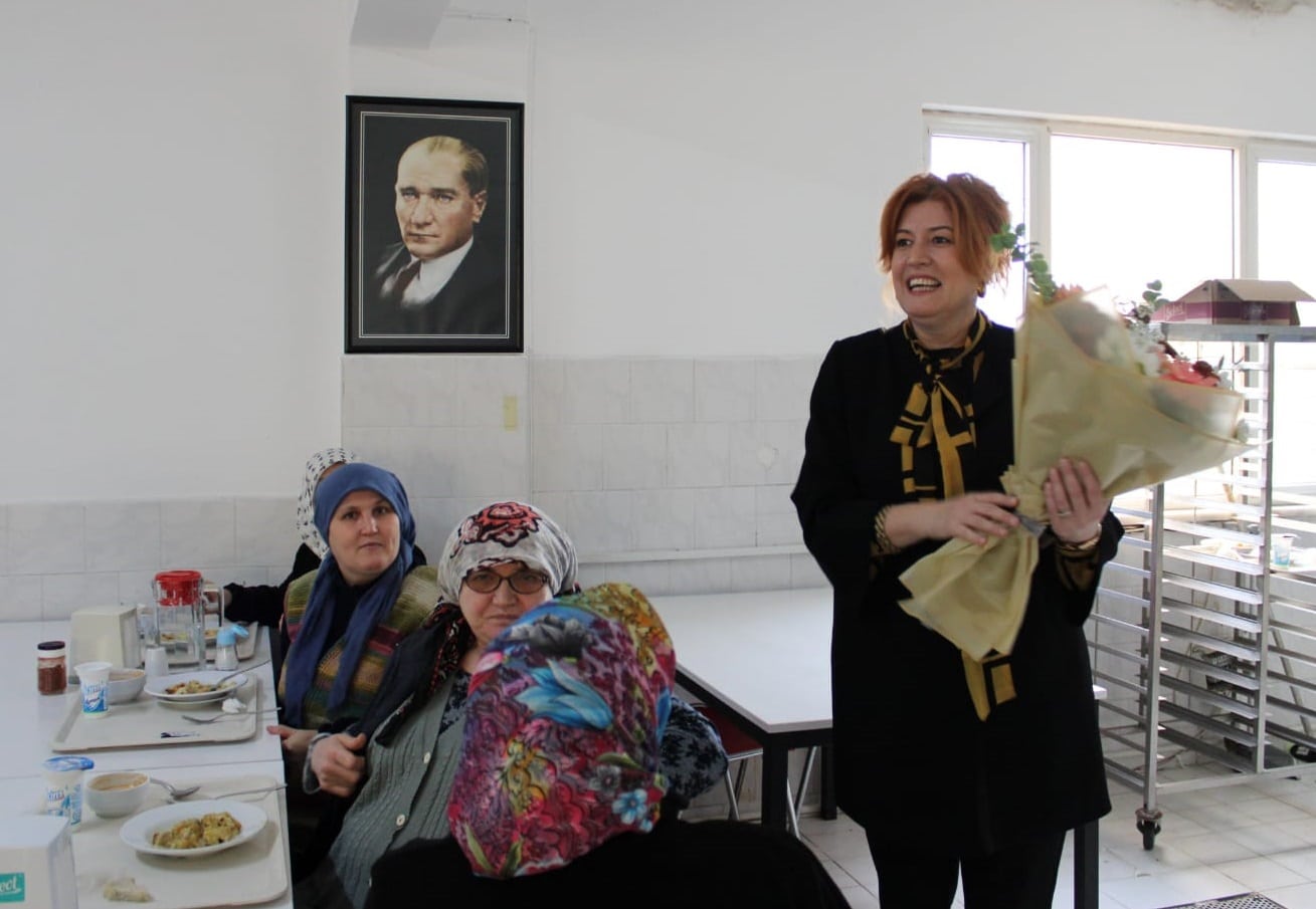 Bandırma'nın tek kadın belediye başkan aday adayı olan AK Parti Kadın Kolları Başkanı Oya Yücel, Kocaman Balıkçılık'ta 200 kadın çalışanla bir araya geldi. Yücel, Bandırma'nın 37. belediye başkanı olma hedefiyle yola çıktığını ifade etti.