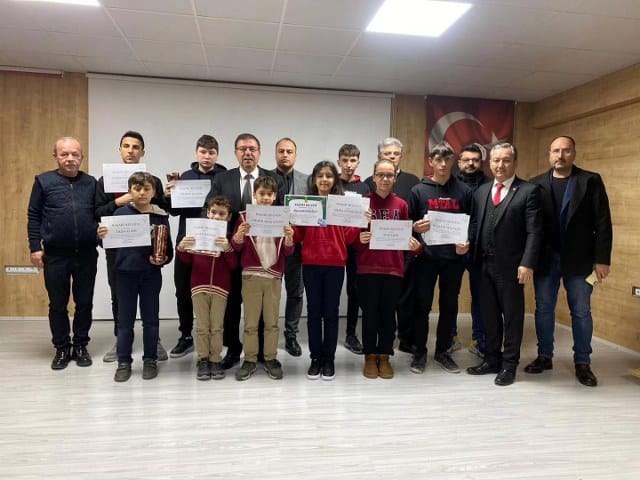Susurluk'ta 10 Aralık İnsan Hakları Günü dolayısıyla gerçekleştirilen Resim, şiir ve kompozisyon dallarına katılarak dereceye giren öğrenciler gerçekleştirilen tören ile ödüllerini aldı.