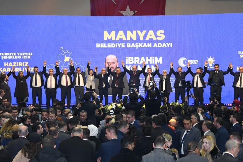 Cumhurbaşkanımız AK Parti Genel Başkanı Recep Tayyip Erdoğan’ın 1994 yılında yaktığı meşale; ışığıyla, ateşiyle, enerjisiyle tüm Türkiye’de olduğu gibi Balıkesir’de de dört bucağa yayıldı. İşte O meşaleyi Balıkesir’de gururla dalgalandıracak 20 ilçenin AK Partili belediye başkan adayları vatandaşın karşısına çıkıp “Türkiye Yüzyılı Şehirleri İçin Hazırız, Kararlıyız” mesajı verdi.