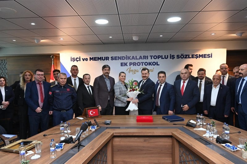 Başkan Yücel Yılmaz, Genel Başkan Mahmut Arslan ve Başkan Levent Uslu, işçilere sağlanan yüzde 75'lik zamı içeren protokolü imzaladı. Törene, AK Parti İl Başkanı Mehmet Aydemir, s
