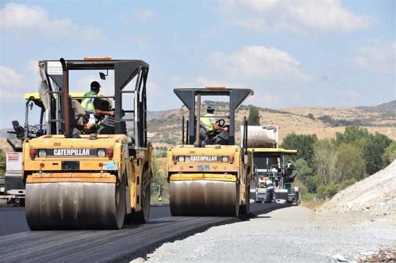 Balıkesir Büyükşehir Belediye Başkanı Yücel Yılmaz, göreve geldiği günden bu yana şehrin ulaşım altyapısını güçlendirmek ve konforunu artırmak için büyük bir asfalt hamlesine liderlik ediyor.