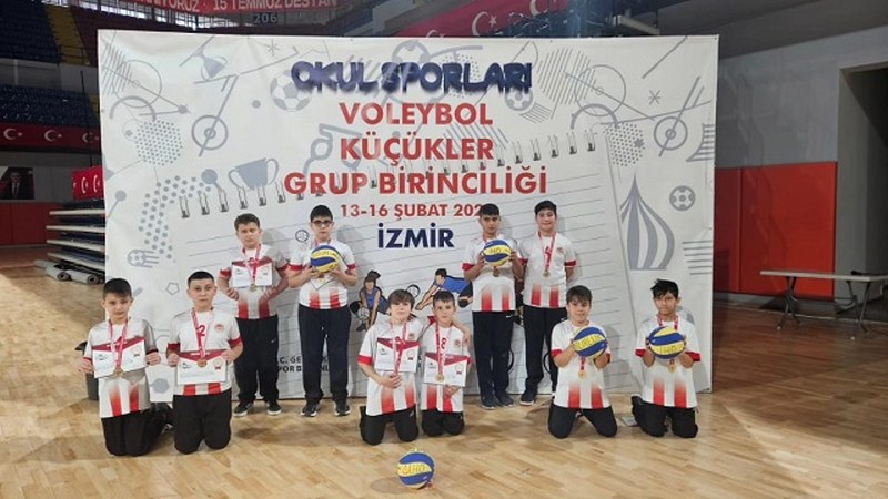 Susurluk'un gururu olan Şehit Erbil Arslan Ortaokulu Küçük Kızlar Voleybol Takımı, İzmir'de düzenlenen Türkiye Şampiyonası'nda önemli bir başarı elde etti. İzmir Özel Bilimsev Ortaokulu ile karşılaştıkları mücadeleyi 2-0 kazanan takım, elde ettiği galibiyet ile son 32 takım arasına adını yazdırdı.