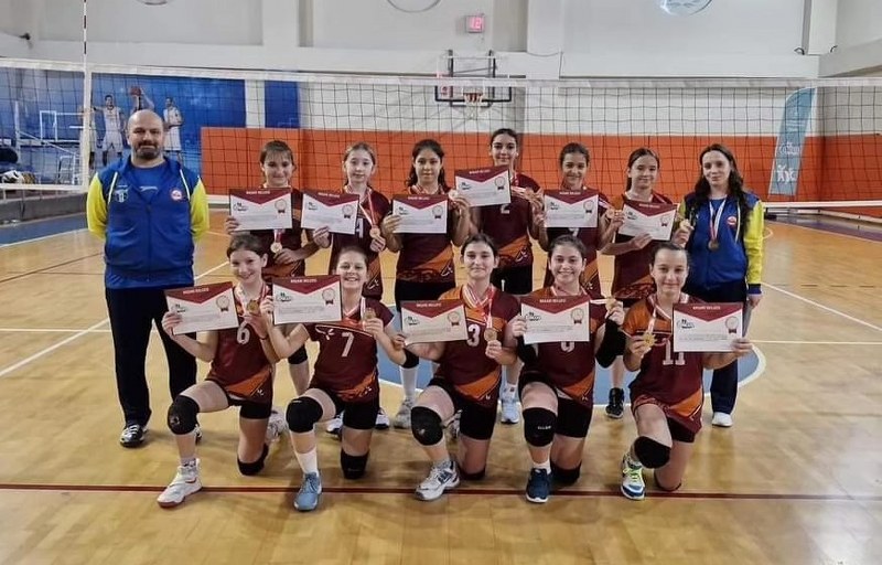 “Şehit Erbil Arslan Ortaokulu Küçük Kızlar Voleybol Takımı, Türkiye Şampiyonasında Zafere Koşuyor”