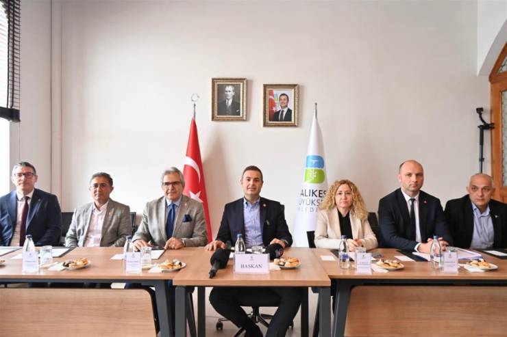 Balıkesir Büyükşehir Belediye Başkanı Ahmet Akın, Bandırma’da düzenlediği basın toplantısında deniz taksi projesinin müjdesini verdi. Bu yazdan itibaren Bandırma ve Körfez’de deniz taksiler hizmete başlayacak.