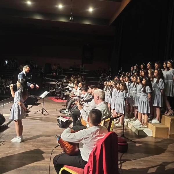  Şehit Erbil Arslan Ortaokulu'nun düzenlediği KoroMix ve piyano konseri, Susurluk Kongre ve Kültür Merkezinde büyük bir katılımla gerçekleşti. Kaymakam Muammer Köken ve diğer protokol üyelerinin katılımıyla gerçekleşen etkinlikte, öğrenciler muhteşem performanslar sergiledi.