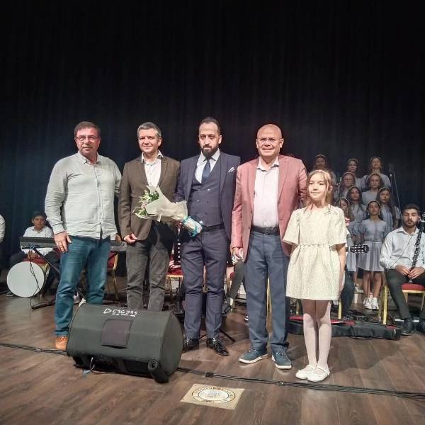  Şehit Erbil Arslan Ortaokulu'nun düzenlediği KoroMix ve piyano konseri, Susurluk Kongre ve Kültür Merkezinde büyük bir katılımla gerçekleşti. Kaymakam Muammer Köken ve diğer protokol üyelerinin katılımıyla gerçekleşen etkinlikte, öğrenciler muhteşem performanslar sergiledi.