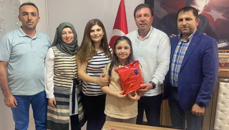 Susurluk İmam Hatip Ortaokulu Öğrencisi Feyza Güngör Türkiye Birincisi Oldu