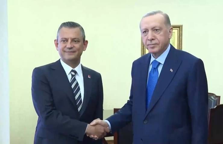 Cumhurbaşkanı Recep Tayyip Erdoğan'ın CHP lideri Özgür Özel ve Sinan Ateş'in eşi Ayşe Ateş ile bir araya gelmesi, ardından Adalet Bakanı Yılmaz Tunç'un Sinan Ateş cinayetiyle ilgili yaptığı açıklamalar, MHP'de ciddi bir rahatsızlık yarattı. MHP Genel Başkanı Devlet Bahçeli'nin sert açıklamaları ve AK Parti'nin "Yola devam" vurgusu, Cumhur İttifakı'nda gerilime yol açtı.