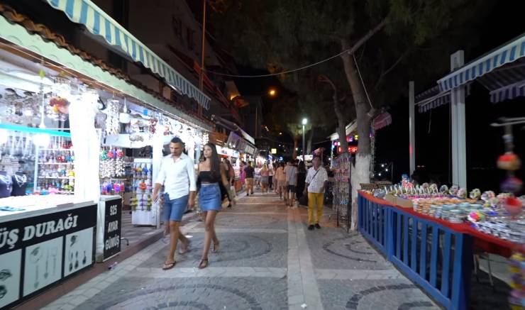 Avşa Adası, Balıkçı Erol, Mamba Beach, Asparaca Manastırı, Şahin Tepesi, Tavşanlı Koyu, Çiftlik Koyu, Karadut Koyu, Çınar Koyu, Beyaz Saray Koyu, gece hayatı, şarapçılık, tatil