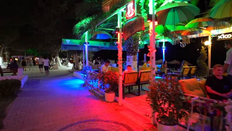 Avşa Adası, Balıkçı Erol, Mamba Beach, Asparaca Manastırı, Şahin Tepesi, Tavşanlı Koyu, Çiftlik Koyu, Karadut Koyu, Çınar Koyu, Beyaz Saray Koyu, gece hayatı, şarapçılık, tatil